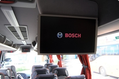 autobusy jsou vybaveny LCD monitory pro zábavu s filmy na cestách