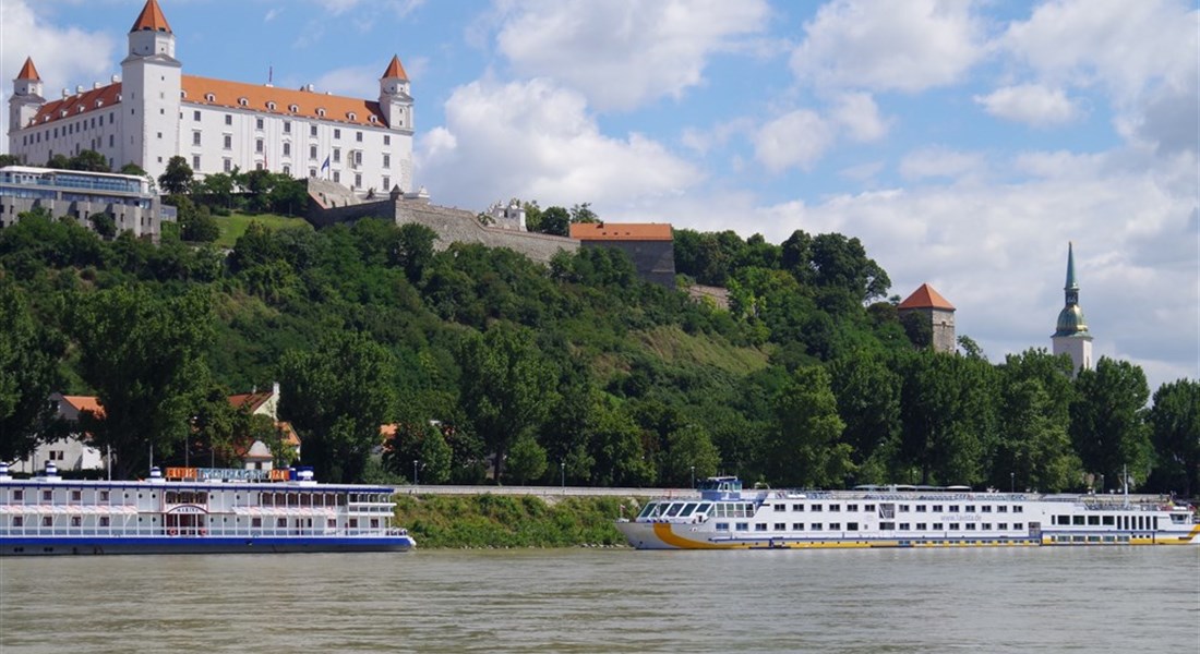 Bratislava s plavbou na hrad Děvín